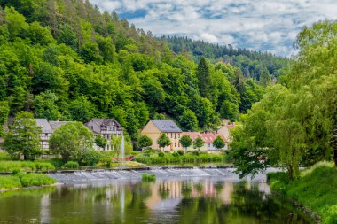 Ziegenrueck yakınlarındaki Thüringen Denizi 'ndeki Hohenwarte Barajı' nda yürüyüş.