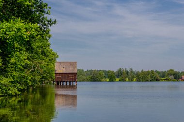 Doğu Thüringen 'deki Plothen göletlerinde dolaş.  