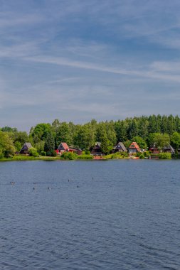 Doğu Thüringen 'deki Plothen göletlerinde dolaş.  