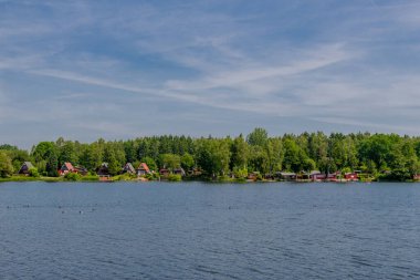 Doğu Thüringen 'deki Plothen göletlerinde dolaş.  