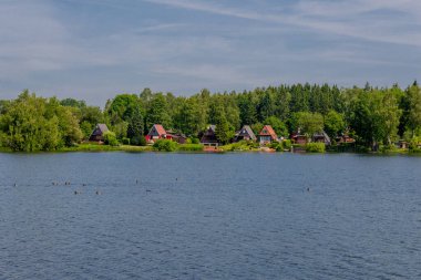 Doğu Thüringen 'deki Plothen göletlerinde dolaş.  