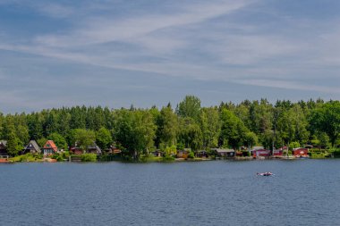 Doğu Thüringen 'deki Plothen göletlerinde dolaş.  