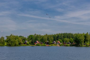 Doğu Thüringen 'deki Plothen göletlerinde dolaş.  
