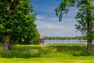 Doğu Thüringen 'deki Plothen göletlerinde dolaş.  