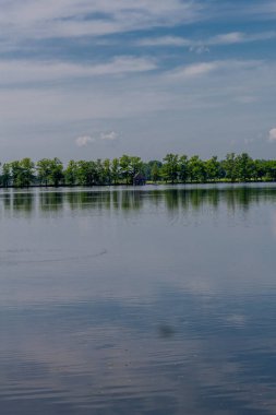Doğu Thüringen 'deki Plothen göletlerinde dolaş.  