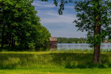 Doğu Thüringen 'deki Plothen göletlerinde dolaş.  