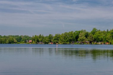 Doğu Thüringen 'deki Plothen göletlerinde dolaş.  