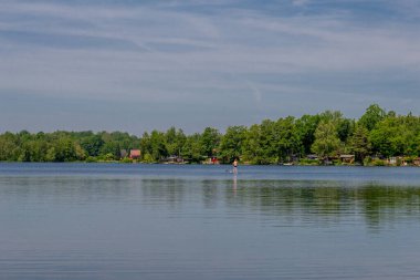 Doğu Thüringen 'deki Plothen göletlerinde dolaş.  