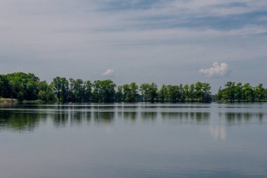 Doğu Thüringen 'deki Plothen göletlerinde dolaş.  