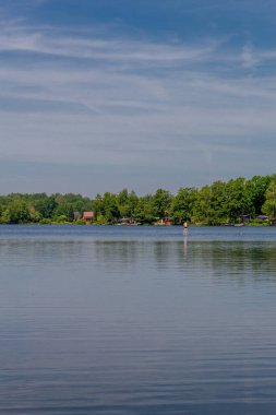 Doğu Thüringen 'deki Plothen göletlerinde dolaş.  