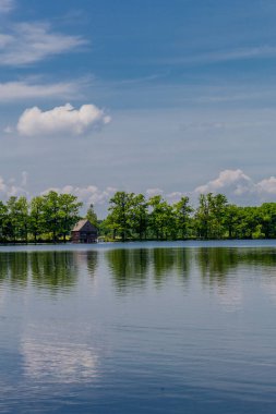 Doğu Thüringen 'deki Plothen göletlerinde dolaş.  