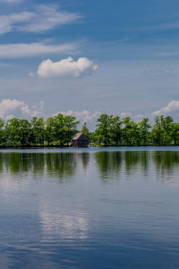 Doğu Thüringen 'deki Plothen göletlerinde dolaş.  
