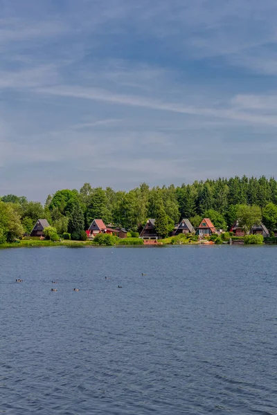 Doğu Thüringen 'deki Plothen göletlerinde dolaş.  