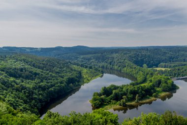 Saale Vadisi 'ndeki şatonun etrafında bir yaz günü
