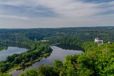 Saale Vadisi 'ndeki şatonun etrafında bir yaz günü