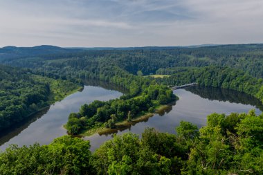 Saale Vadisi 'ndeki şatonun etrafında bir yaz günü