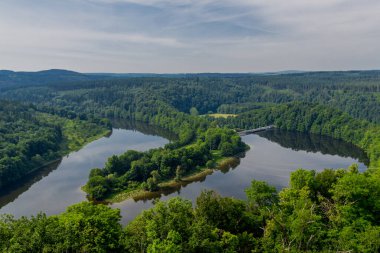 Saale Vadisi 'ndeki şatonun etrafında bir yaz günü
