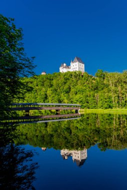 Saale Vadisi 'ndeki şatonun etrafında bir yaz günü