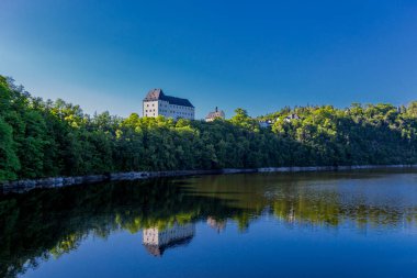 Saale Vadisi 'ndeki şatonun etrafında bir yaz günü
