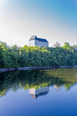 Saale Vadisi 'ndeki şatonun etrafında bir yaz günü