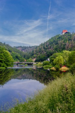 Hohenwarte barajındaki Saale vadisinde yaz günü