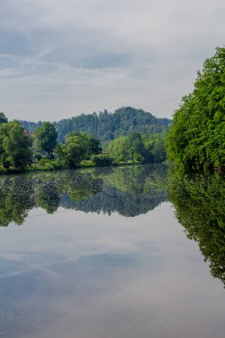 Hohenwarte barajındaki Saale vadisinde yaz günü