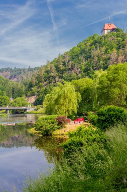 Hohenwarte barajındaki Saale vadisinde yaz günü