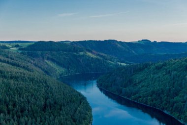 Hohenwarte barajındaki Saale vadisinde yaz günü