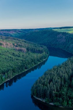 Hohenwarte barajındaki Saale vadisinde yaz günü