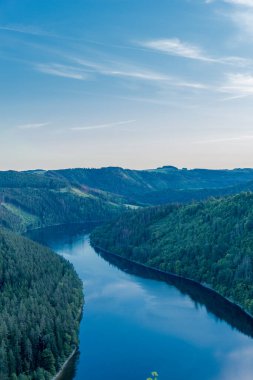 Hohenwarte barajındaki Saale vadisinde yaz günü