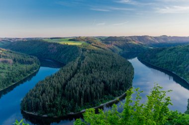Hohenwarte barajındaki Saale vadisinde yaz günü