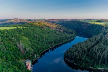 Hohenwarte barajındaki Saale vadisinde yaz günü