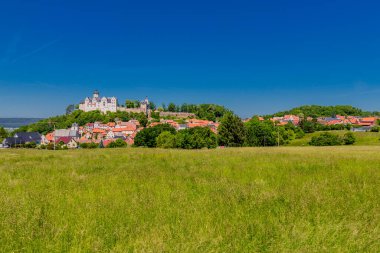 Saale Vadisi 'ndeki Ranis Kalesi' nin etrafında yaz günü