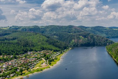 Hohenwarte barajındaki Saale vadisinde yaz günü