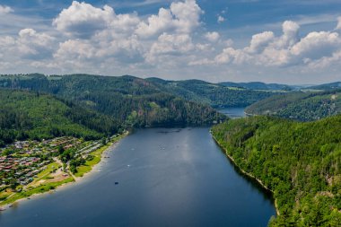 Hohenwarte barajındaki Saale vadisinde yaz günü