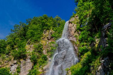 Thüringen 'de Trusetal yakınlarındaki şelalenin etrafında yürü