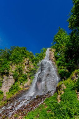 Thüringen 'de Trusetal yakınlarındaki şelalenin etrafında yürü