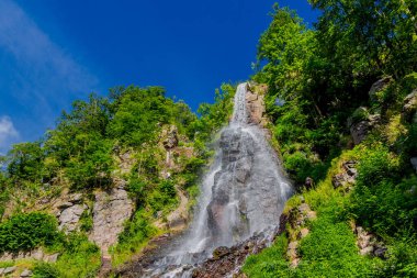 Thüringen 'de Trusetal yakınlarındaki şelalenin etrafında yürü
