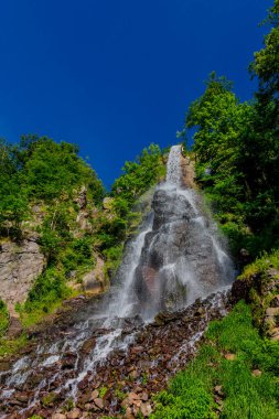 Thüringen 'de Trusetal yakınlarındaki şelalenin etrafında yürü
