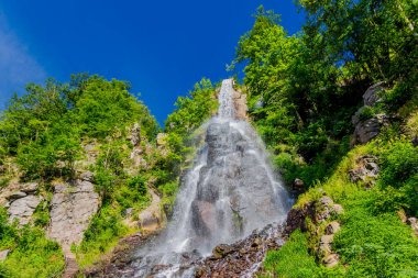 Thüringen 'de Trusetal yakınlarındaki şelalenin etrafında yürü