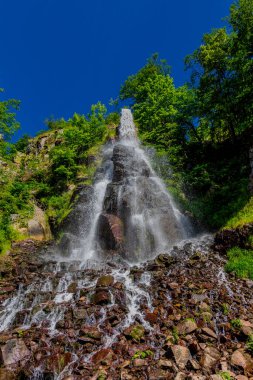 Thüringen 'de Trusetal yakınlarındaki şelalenin etrafında yürü