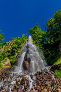 Thüringen 'de Trusetal yakınlarındaki şelalenin etrafında yürü