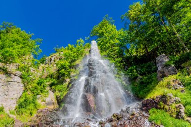 Thüringen 'de Trusetal yakınlarındaki şelalenin etrafında yürü