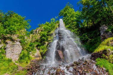 Thüringen 'de Trusetal yakınlarındaki şelalenin etrafında yürü