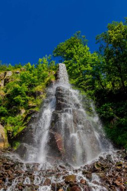 Thüringen 'de Trusetal yakınlarındaki şelalenin etrafında yürü