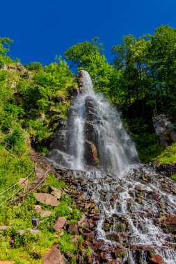 Thüringen 'de Trusetal yakınlarındaki şelalenin etrafında yürü