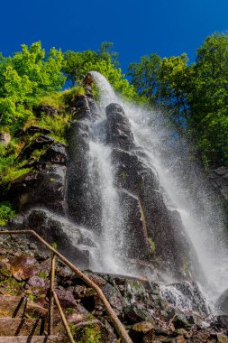 Thüringen 'de Trusetal yakınlarındaki şelalenin etrafında yürü