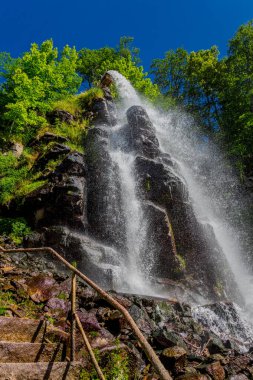Thüringen 'de Trusetal yakınlarındaki şelalenin etrafında yürü