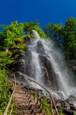 Thüringen 'de Trusetal yakınlarındaki şelalenin etrafında yürü