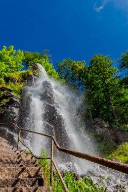 Thüringen 'de Trusetal yakınlarındaki şelalenin etrafında yürü